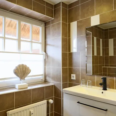 Geschmackvoll Ausgestattete 2-zimmer-wohnung Im Eg Eines Typischen Reetdachhauses