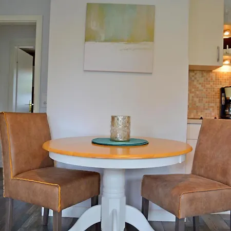 Apartment Geschmackvoll Ausgestattete 2-zimmer-wohnung Im Eg Eines Typischen Reetdachhauses *