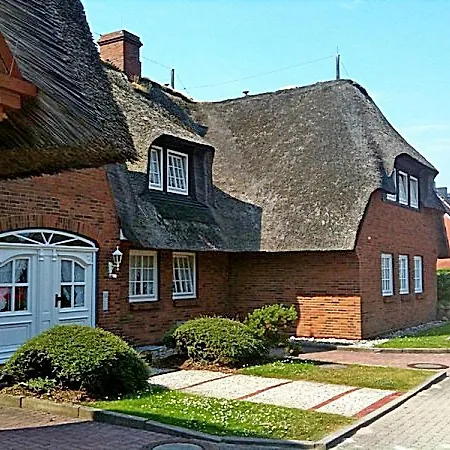 Geschmackvoll Ausgestattete 2-zimmer-wohnung Im Eg Eines Typischen Reetdachhauses