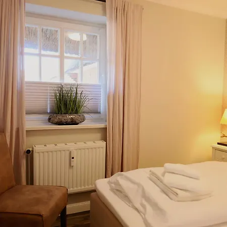 Geschmackvoll Ausgestattete 2-zimmer-wohnung Im Eg Eines Typischen Reetdachhauses Apartmán *