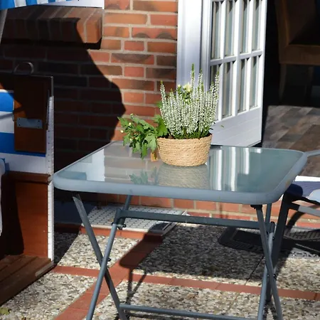 Apartmán Geschmackvoll Ausgestattete 2-zimmer-wohnung Im Eg Eines Typischen Reetdachhauses