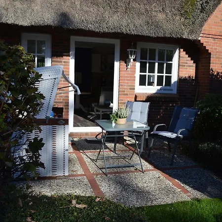 Geschmackvoll Ausgestattete 2-zimmer-wohnung Im Eg Eines Typischen Reetdachhauses *