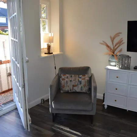 Geschmackvoll Ausgestattete 2-zimmer-wohnung Im Eg Eines Typischen Reetdachhauses * Westerland