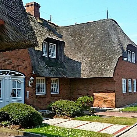 Geschmackvoll Ausgestattete 2-zimmer-wohnung Im Eg Eines Typischen Reetdachhauses