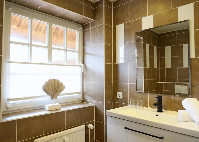 Geschmackvoll Ausgestattete 2-zimmer-wohnung Im Eg Eines Typischen Reetdachhauses