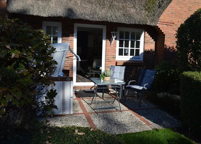 Geschmackvoll Ausgestattete 2-zimmer-wohnung Im Eg Eines Typischen Reetdachhauses *